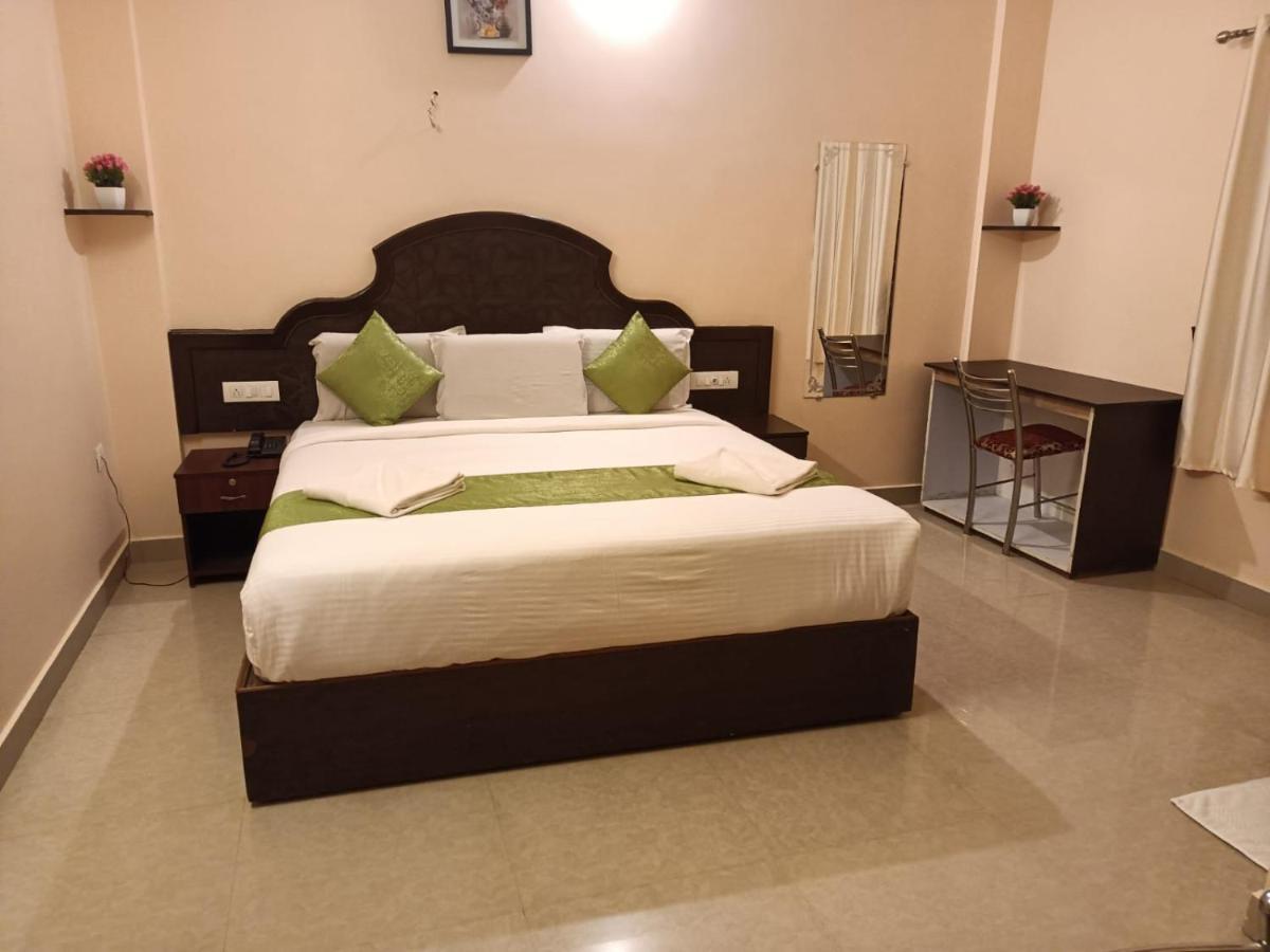 Hotel Ebenezer Plaza Nedumbassery Esterno foto