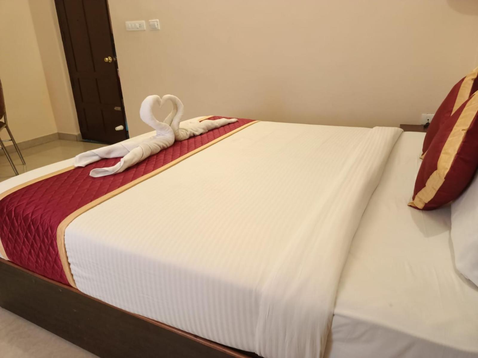 Hotel Ebenezer Plaza Nedumbassery Esterno foto