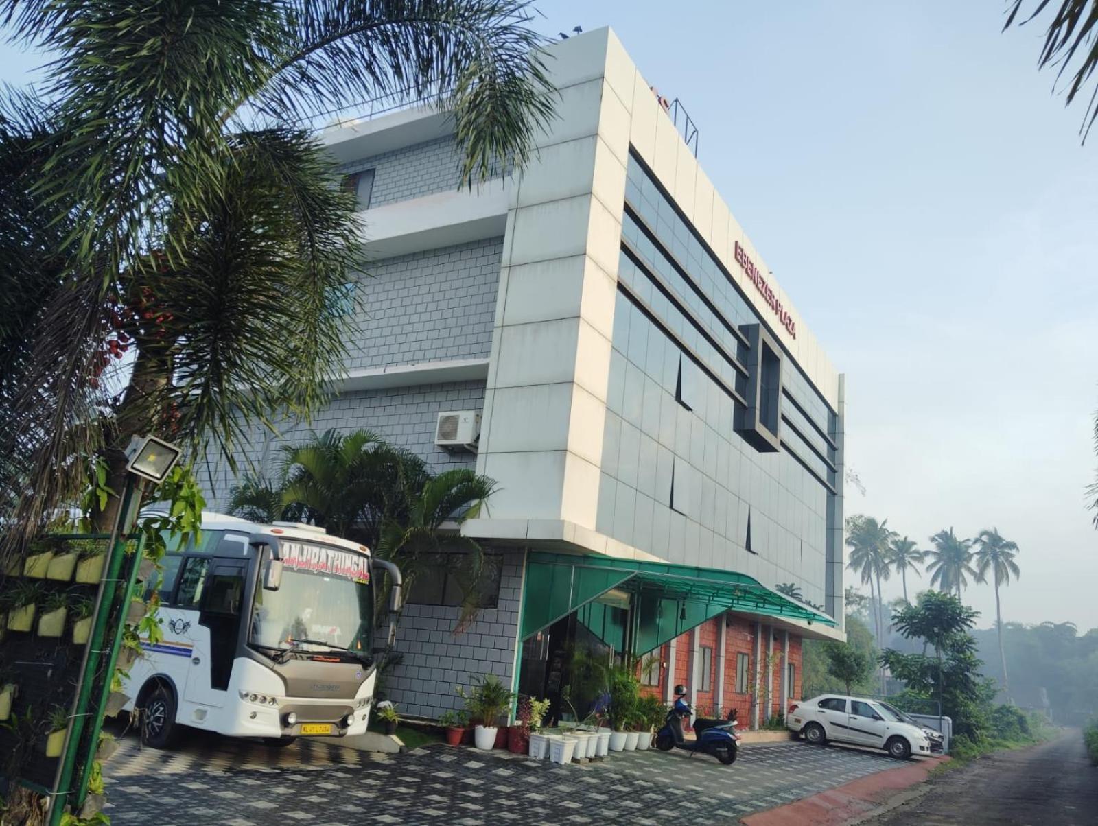 Hotel Ebenezer Plaza Nedumbassery Esterno foto