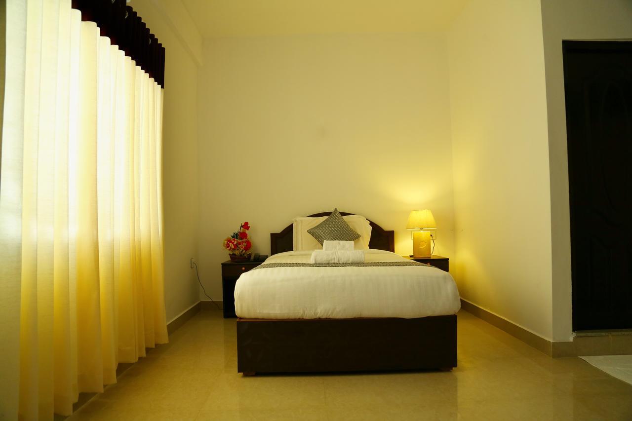 Hotel Ebenezer Plaza Nedumbassery Esterno foto