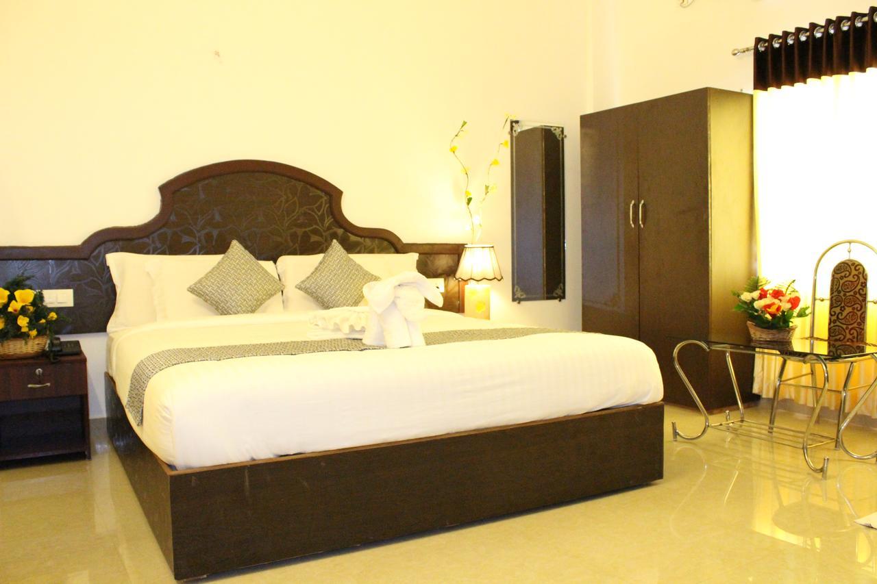 Hotel Ebenezer Plaza Nedumbassery Esterno foto