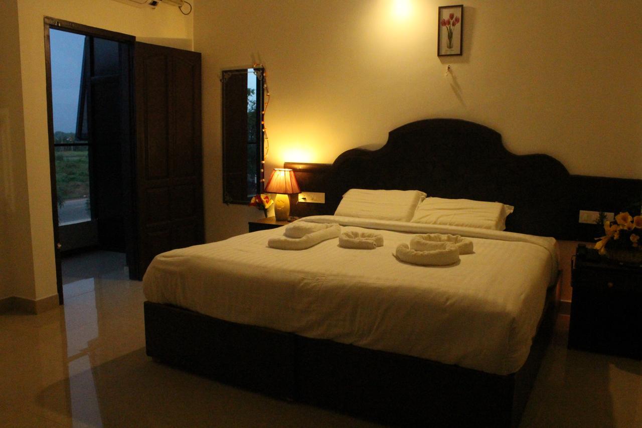 Hotel Ebenezer Plaza Nedumbassery Esterno foto
