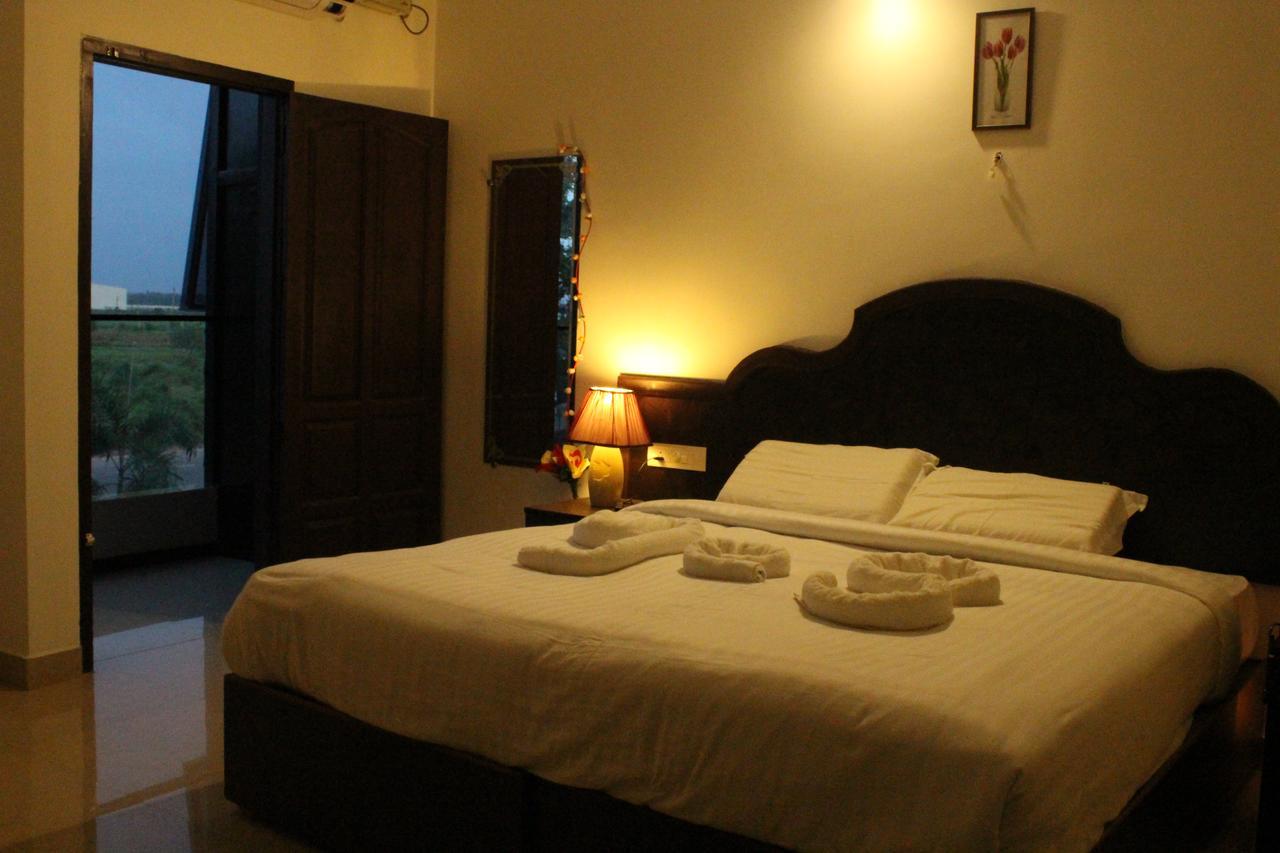 Hotel Ebenezer Plaza Nedumbassery Esterno foto