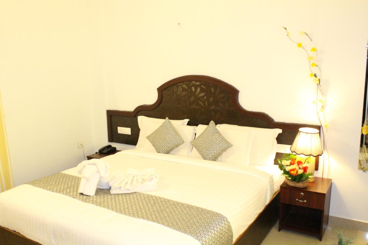 Hotel Ebenezer Plaza Nedumbassery Esterno foto