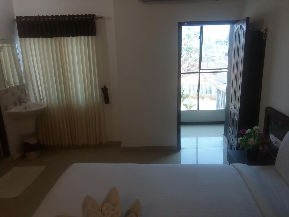 Hotel Ebenezer Plaza Nedumbassery Esterno foto