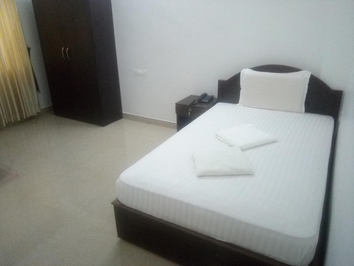 Hotel Ebenezer Plaza Nedumbassery Esterno foto