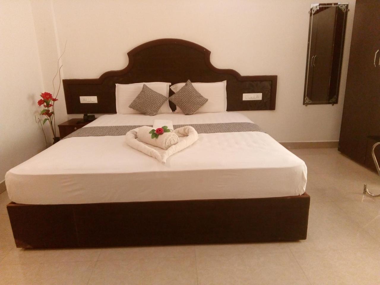 Hotel Ebenezer Plaza Nedumbassery Esterno foto
